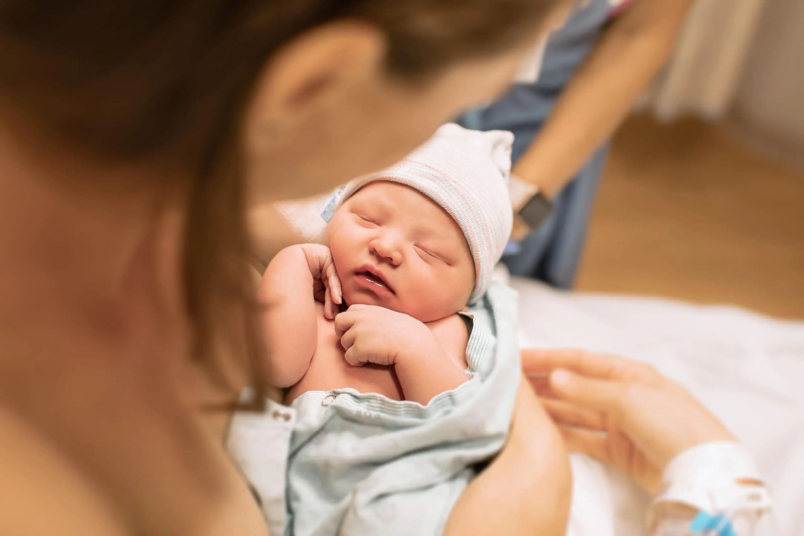 Mother,holding,her,newborn,baby,girl,in,her,arms,moments