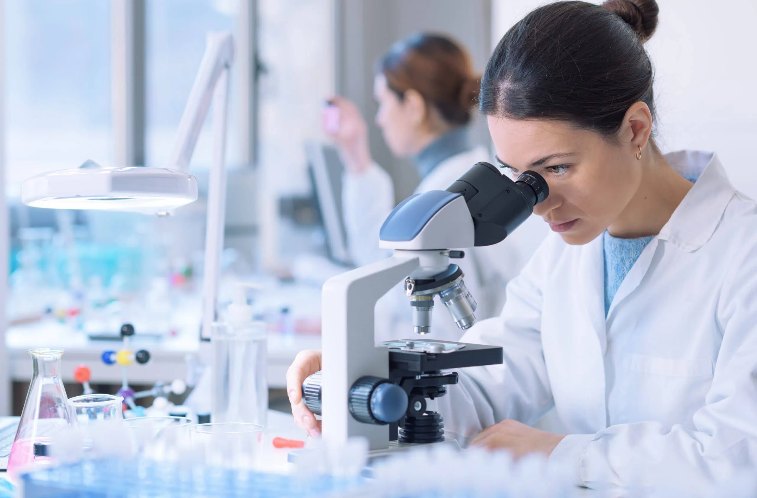 Students,doing,research,in,the,clinical,laboratory,,a,researcher,is
