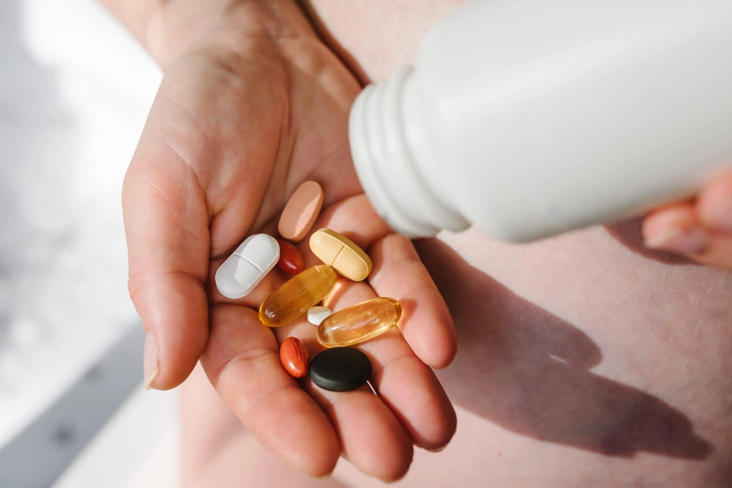 Closeup,photo,of,supplements,with,a,white,bottle.,pregnant,woman