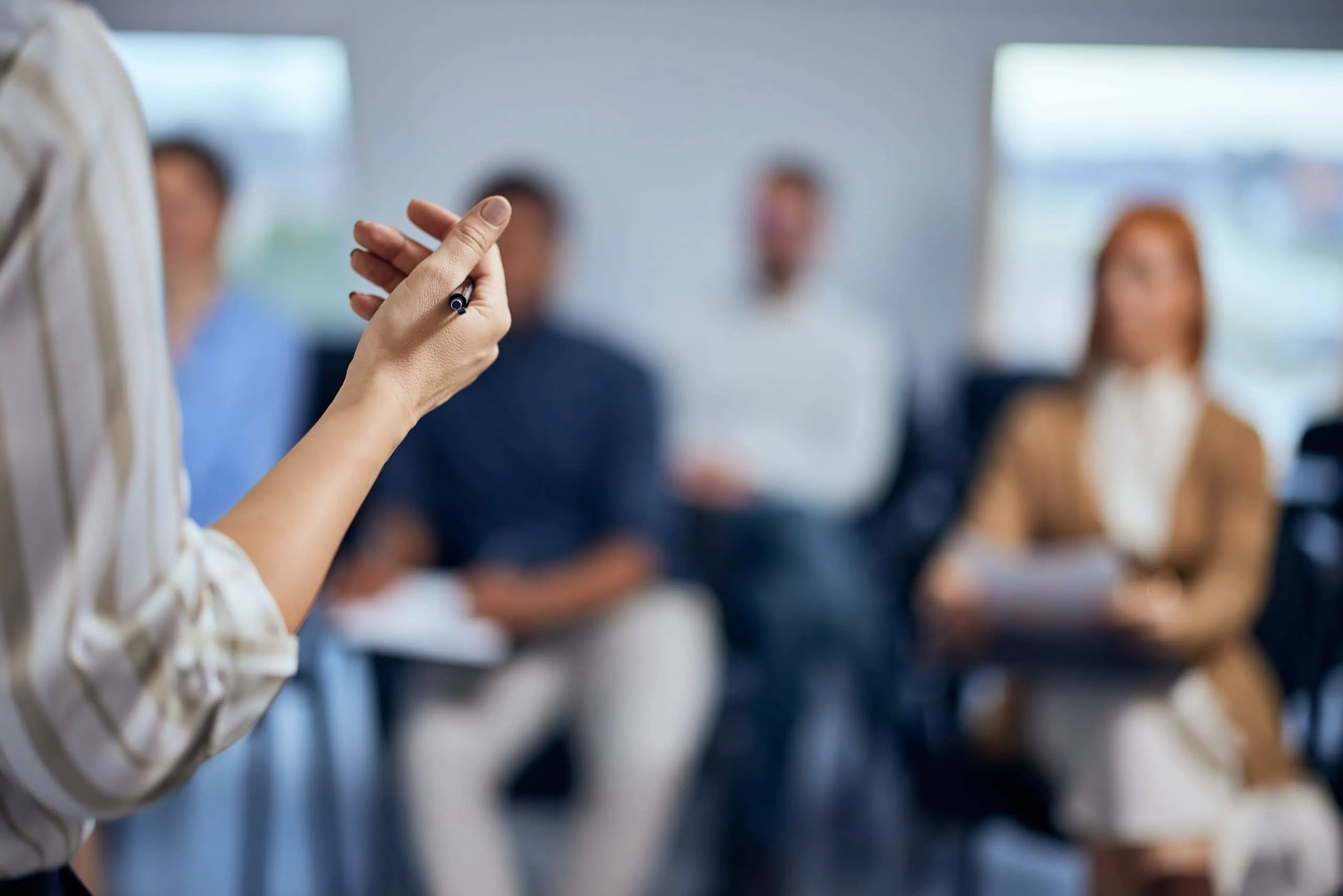 Businesspeople,sit,in,the,background,and,listen,to,their,female